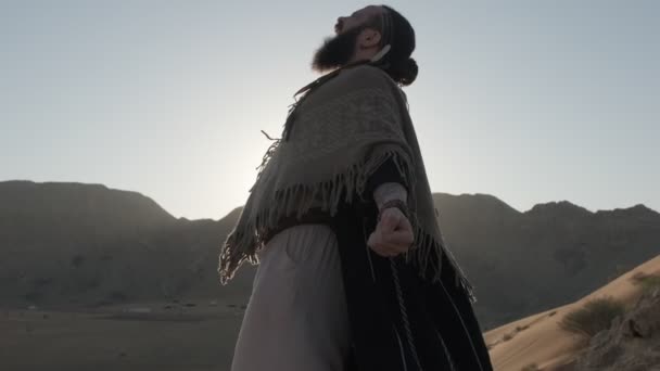 Genç Sakallı Bir Şaman Çölün Kum Tepeleri Arasında Gün Batımının — Stok video