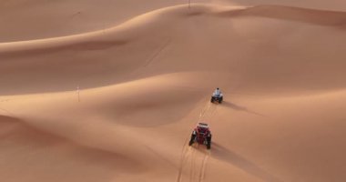 İnsansız hava aracı, BAE 'deki çöl kumlarında ATV eğitiminde uçuyor. Hava görünümü.