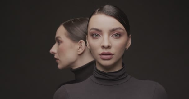 Deux Jeunes Femmes Élégantes Avec Bon Maquillage Sur Fond Noir — Video