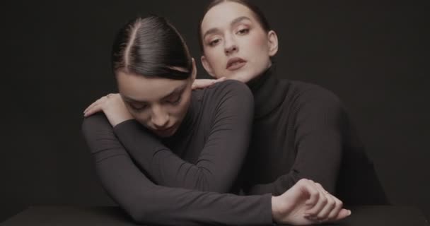 Siyah Arka Planda Güzel Makyajlı Iki Zarif Kadın Yavaş Hareket — Stok video