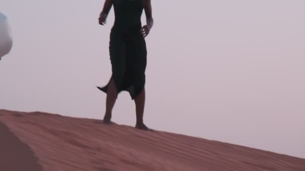 Szczupła Młoda Kobieta Długiej Czarnej Sukience Arabskim Szaliku Spaceruje Boso — Wideo stockowe