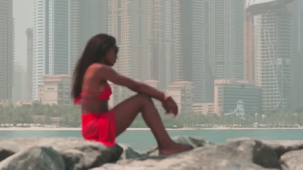 Young Swarthy Woman Bikini Light Red Dress Walks Barefoot Rocks — Stock Video