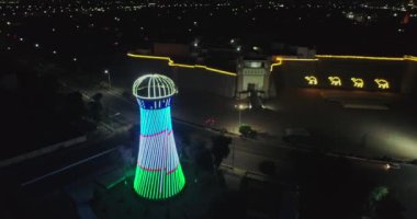 Şehirdeki parıldayan bir Shukhov kulesinin üzerinde bir dron uçuyor. Buhara, Özbekistan, Havadan görünüm.