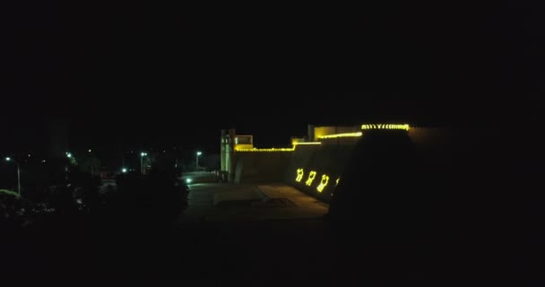 Dron Vuela Noche Cerca Las Paredes Iluminadas Del Complejo Arca — Vídeos de Stock