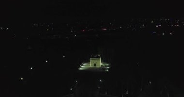Eski bir Kalyan Minaresi 'nde gece bir dron uçar. Buhara, Özbekistan, Havadan görünüm.