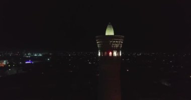 Eski bir Kalyan Minaresi 'nin kulesinin etrafında bir dron gece uçuyor. Buhara, Özbekistan, Havadan görünüm.