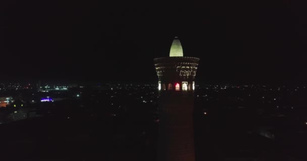 Dron Vuela Por Noche Alrededor Torre Antiguo Complejo Kalyan Minaret — Vídeos de Stock