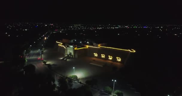 Drone Vola Notte Sopra Cancello Principale Illuminato Dell Antico Complesso — Video Stock