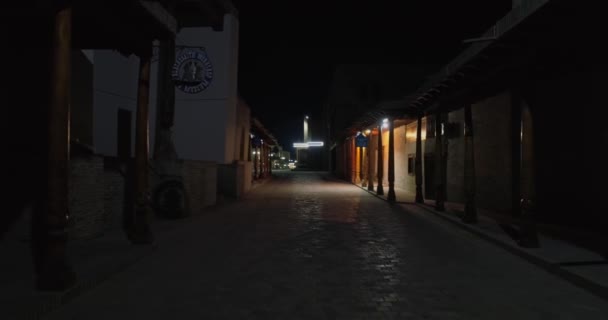 Drone Vole Dans Les Rues Nocturnes Ancienne Ville Parmi Les — Video