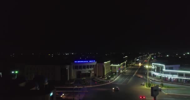 Dron Vuela Por Noche Sobre Las Calles Iluminadas Las Carreteras — Vídeo de stock