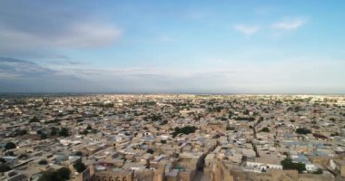 Bulutlu bir günde antik bir şehrin üzerinde bir dron uçar. Eski Buhara, Özbekistan. Hava Görünümü.