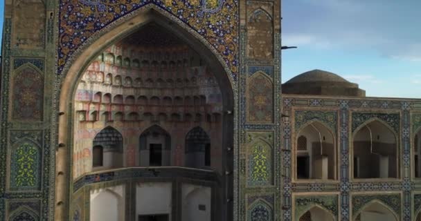 Drone Ligt Naast Hoofdpoort Van Het Oude Complex Ulugbek Madrasah — Stockvideo
