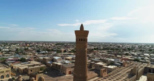 Güneşli Bir Bulutlu Günde Kalyan Minaresi Nin Antik Kulesinin Etrafında — Stok video