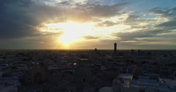 Vor Dem Hintergrund Des Sonnenuntergangs Fliegt Eine Drohne Über Einen — Stockvideo