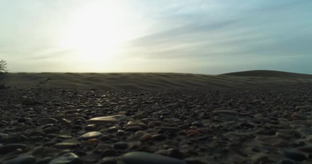 Nahaufnahme Von Felsen Und Sanddünen Der Wüste Vor Dem Hintergrund — Stockvideo