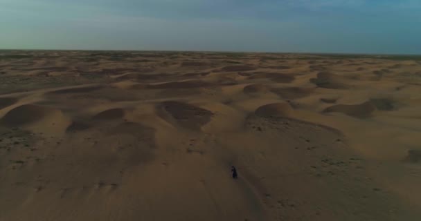 Drone Survole Homme Vêtements Arabes Marchant Sur Les Dunes Sable — Video