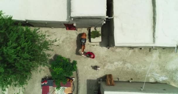 Drone Vuela Sobre Viejas Casas Asiáticas Dos Personas Lado Del — Vídeo de stock