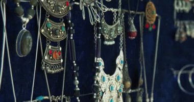 Bir sokak dükkanında doğulu kostüm ve el yapımı mücevherler. Yaz günü, Buhara, Özbekistan.