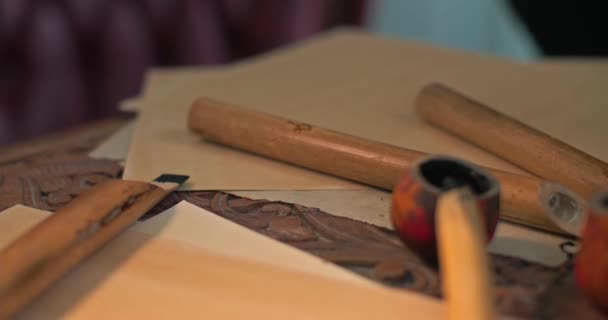 Arap Kaligrafının Araçları Masanın Üzerine Serilmiştir Stilo Parşömen Mürekkep Hokkası — Stok video
