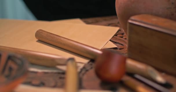 Arap Kaligrafı Enstrümanları Mektubun Yanındaki Masada Mürekkep Hokkası Stil Kağıt — Stok video