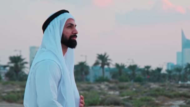 Portrét Mladého Vousatého Obchodníka Arabských Šatech Jak Telefonuje Západ Slunce — Stock video