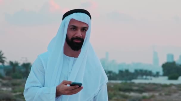 Mladý Vousatý Podnikatel Arabských Šatech Podívá Svůj Mobilní Telefon Objednávka — Stock video