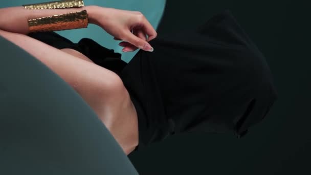 Een Jong Aziatisch Model Met Heldere Make Doet Haar Capuchon — Stockvideo