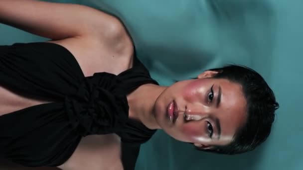 Estudio Vertical Retrato Joven Modelo Asiático Con Maquillaje Brillante Alrededor — Vídeo de stock