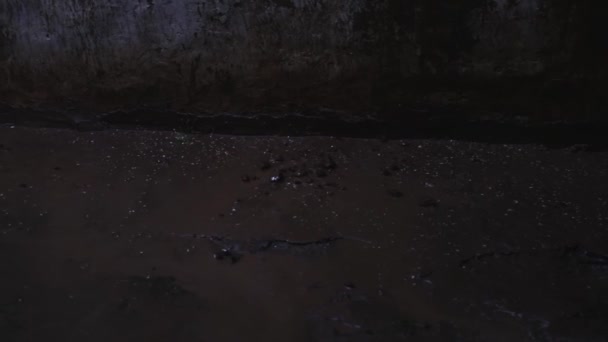 Потоки Дождя Текут Вместе Грязью Стене Ночной Рейн — стоковое видео