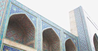 Buhara, Özbekistan - 411 2022: Antik Lyab-i Hauz kompleksinin kemerleri ve ana girişi. Eski Buhara, Özbekistan.