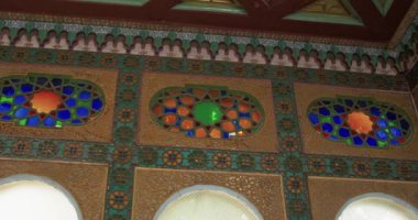 Eski Bolo-Khauz kompleksinin desenleri, dekoratif unsurları ve pencerelerinin yakın çekimi. Eski Buhara, Özbekistan.