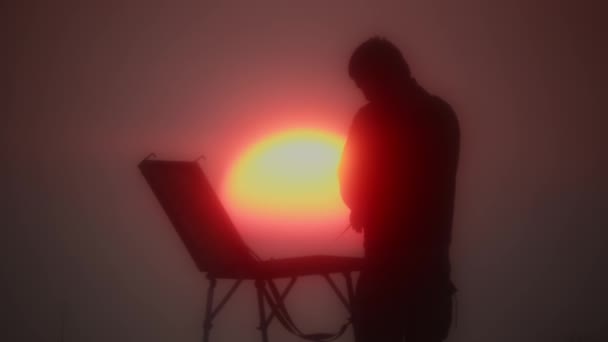 Silhuett Konstnär Med Ett Staffli Vid Solnedgången Mot Bakgrund Solen — Stockvideo