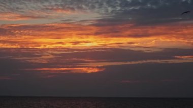 Nehirdeki bulutların arasında gün batımı. Bulutlu bir yaz akşamı. Gerçek Zaman.