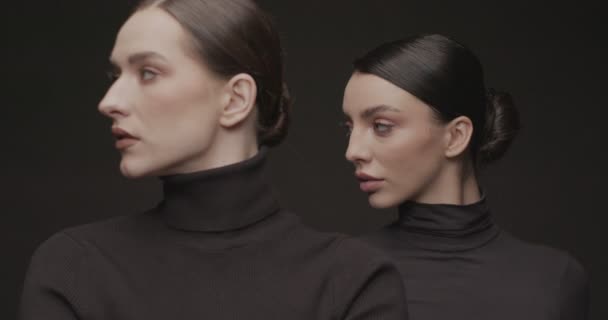 Siyah Arka Planda Güzel Makyajlı Iki Zarif Kadın Yavaş Hareket — Stok video