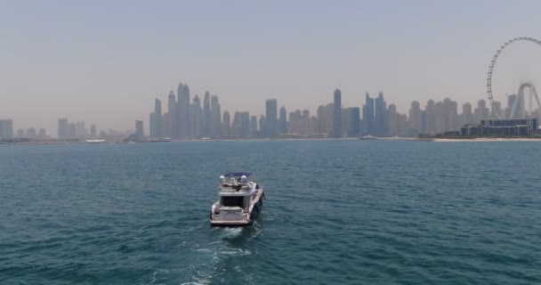 Bir Sakin Bir Denizde Şehre Doğru Giden Özel Bir Teknenin — Stok video