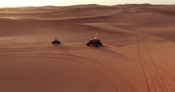 Een Drone Vliegt Atv Training Het Woestijnzand Vae Luchtzicht — Stockvideo