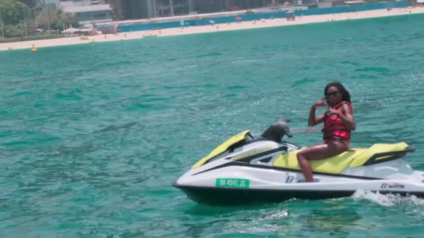 Joven Mujer Morena Con Chaleco Salvavidas Moto Acuática Alta Mar — Vídeos de Stock