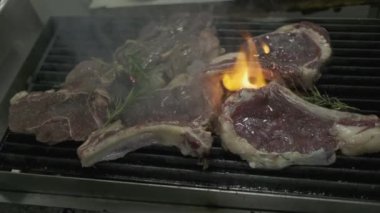 Biftek parçaları ateşte kızartılıyor. Yavaş Hareket, Kapat.