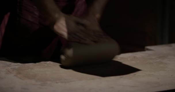 Handen Van Een Meester Pottenbakker Die Werkt Aan Een Pottenbakkerswiel — Stockvideo