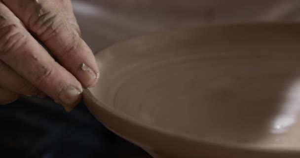 Handen Van Een Meester Pottenbakker Die Werkt Aan Een Pottenbakkerswiel — Stockvideo