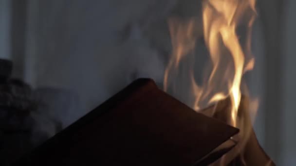 东方风格的古老建筑中的一本打开的书 夜间在干枯的兽医的火中燃烧 慢动作 — 图库视频影像
