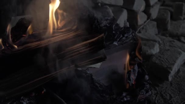 東洋風の古代の建物で夜に乾燥したベットの火の中で燃えるオープン本 スローモーション クローズアップ — ストック動画