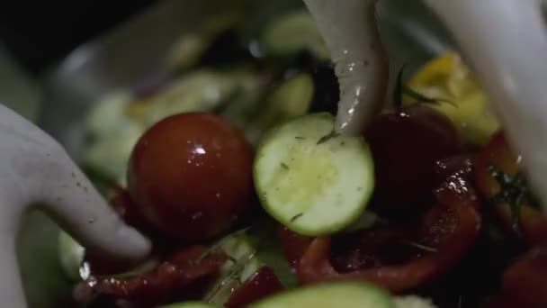 Chef Luvas Brancas Mexe Vegetais Cortados Pedaços Recipiente Com Mãos — Vídeo de Stock