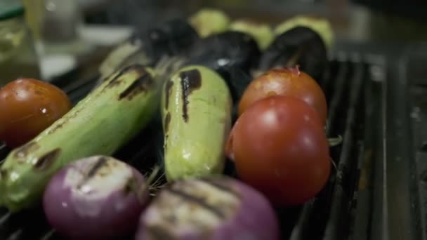 Tomate Courgette Aubergine Oignons Autres Légumes Sont Grillés Ralenti Gros — Video