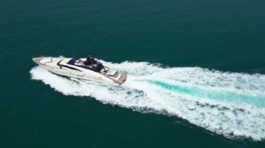 İnsansız hava aracı denizde yelken açan özel bir yatın etrafında uçuyor. Hava görünümü, Yavaş Hareket