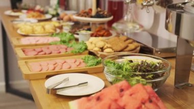 Kahvaltı masası küçük bir otelde hazırlanır. Soslar, yoğurt, salatalar, soslar, içecekler. Kapat, Yavaş Hareket.