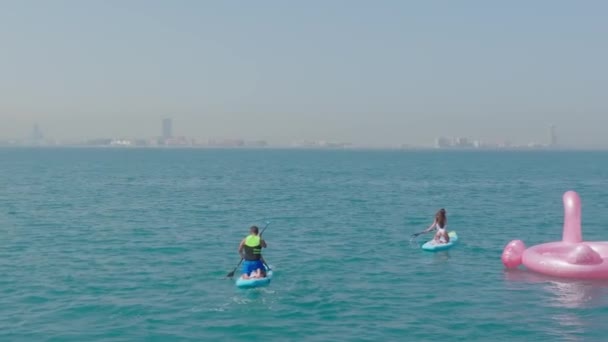 Дубай Оае 2023 Дрон Летить Над Парою Молодих Людей Плаваючи — стокове відео