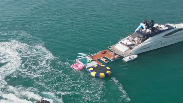 Dubai Uae 2023 Drone Flies People Riding Jet Skis Sea — Stock Video