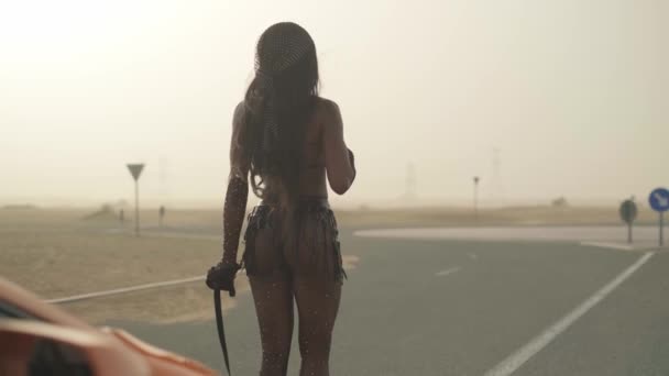 Młoda Kobieta Seksownym Stroju Prowadzi Drogi Sportowy Samochód Drodze Pustyni — Wideo stockowe