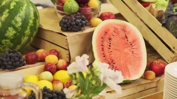 Stół Śniadaniowy Małym Hotelu Owoce Arbuzy Banany Slow Motion Zbliżenie — Wideo stockowe